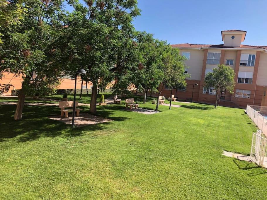 Vut El Parque -Con Piscina En Verano - Aparcamiento En Calle Y Parking Gratis En El Centro Ciudad Real Zewnętrze zdjęcie